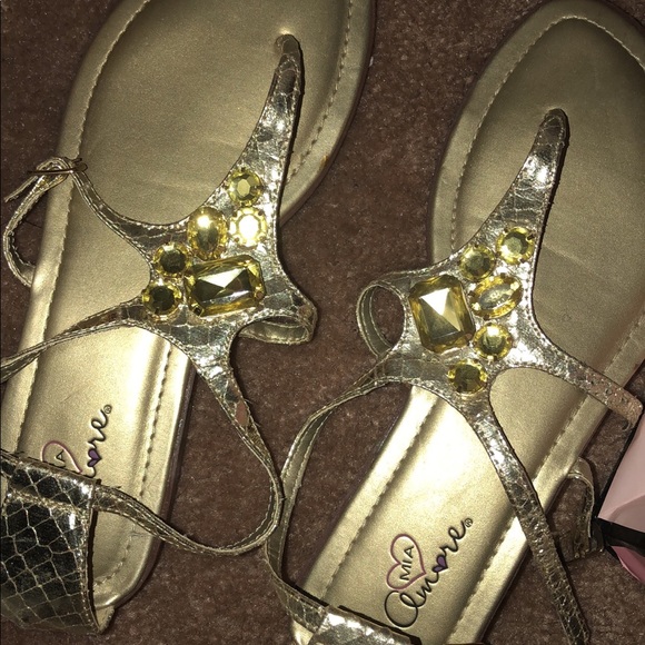 Gold sandals with studs - Picture 2 of 2